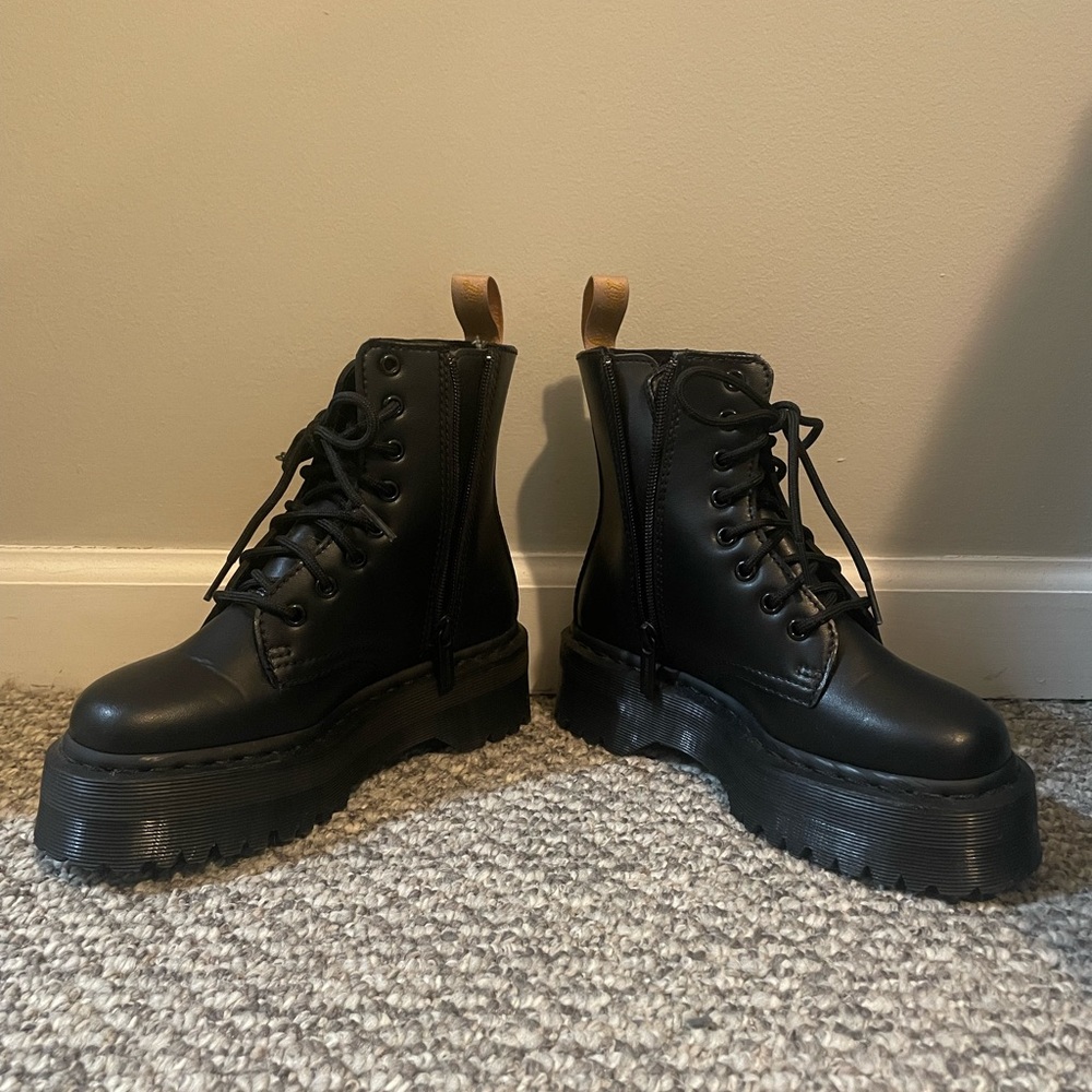 DR. MARTENS Vegan Jaden II Boot Mono Platforms
Size 5